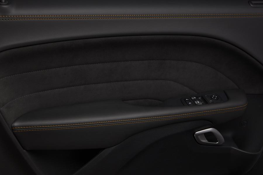 Детали интерьера Dodge Challenger R/T Shaker 50th Anniversary Edition (LC) 2020 года  (фото 18 из 24)